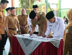 Wali Kota Bekasi Tri Adhianto Serahkan Hibah Aset Tanah dan Bangunan Senilai Rp2,7 Miliar ke Kemenag