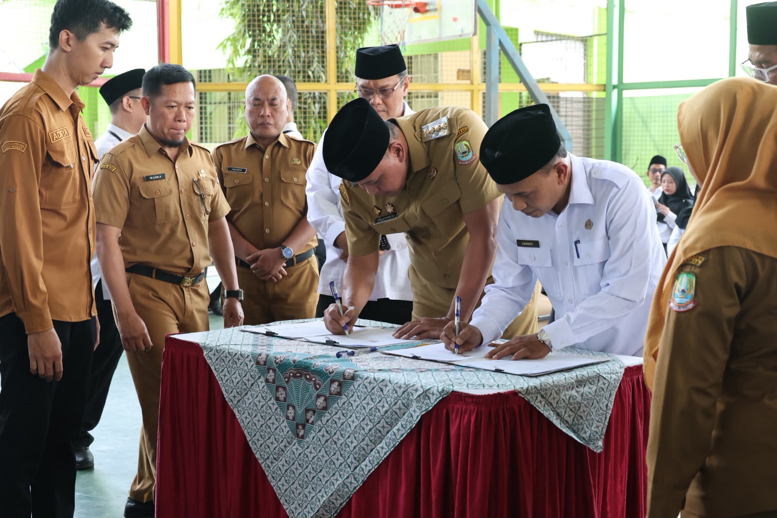 Bekasi - Wali Kota Bekasi Tri Adhianto serahkan hibah BMD tanah dan bangunan senilai Rp2,7 miliar kepada Kemenag Kota Bekasi di MAN 1 Kota Bekasi, Senin (5/10/2026). Foto: Ist/Gobekasi.id.