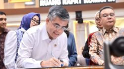 Bekasi - Menteri Ketenagakerjaan (Menaker) Yassierli menandatangani pembahasan RUU Perlindungan Ketenagakerjaan dalam rapat kerja bersama Komisi IX DPR RI di Gedung Nusantara I, Senayan, Jakarta Pusat, Senin (5/10/2026). Foto: Kemnaker/Gobekasi.id.