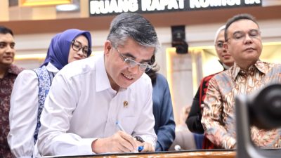 Bekasi - Menteri Ketenagakerjaan (Menaker) Yassierli menandatangani pembahasan RUU Perlindungan Ketenagakerjaan dalam rapat kerja bersama Komisi IX DPR RI di Gedung Nusantara I, Senayan, Jakarta Pusat, Senin (5/10/2026). Foto: Kemnaker/Gobekasi.id.