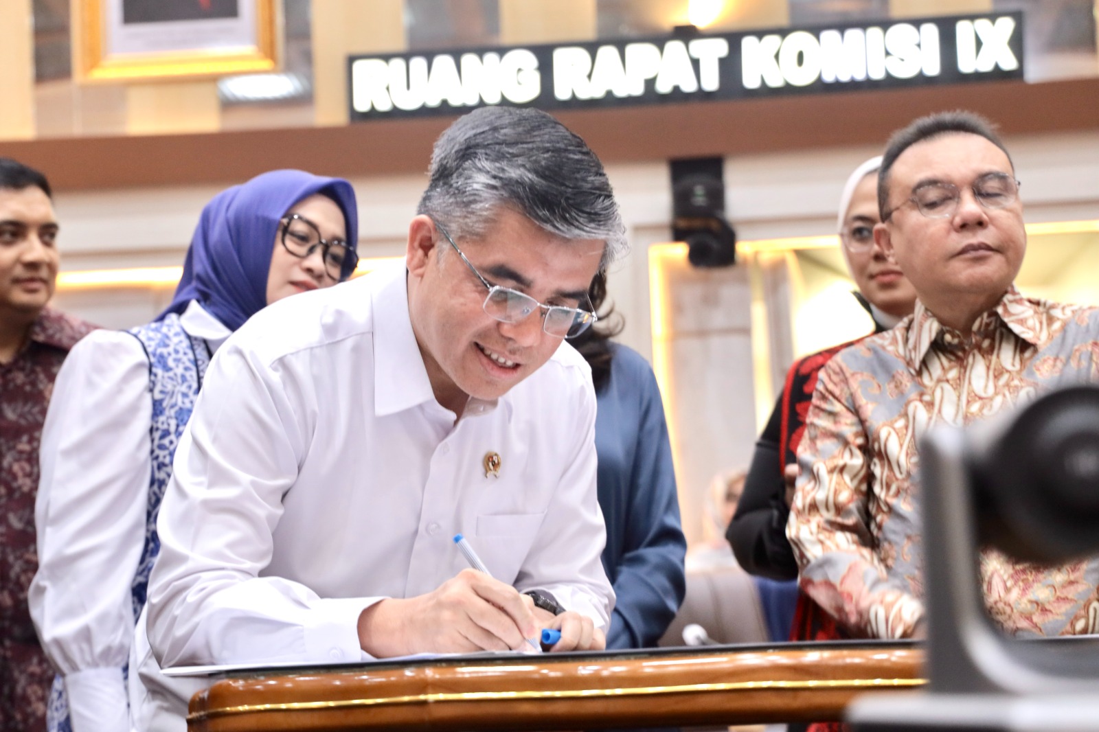 Bekasi - Menteri Ketenagakerjaan (Menaker) Yassierli menandatangani pembahasan RUU Perlindungan Ketenagakerjaan dalam rapat kerja bersama Komisi IX DPR RI di Gedung Nusantara I, Senayan, Jakarta Pusat, Senin (5/10/2026). Foto: Kemnaker/Gobekasi.id.