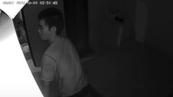 Bekasi - Rekaman CCTV kawanan pencuri merangsek rumah di Bekasi Utara saat ditinggal ke luar kota, Kamis (1/10/2026). Kerugian capai Rp80 juta. Foto: Ist/Gobekasi.id.