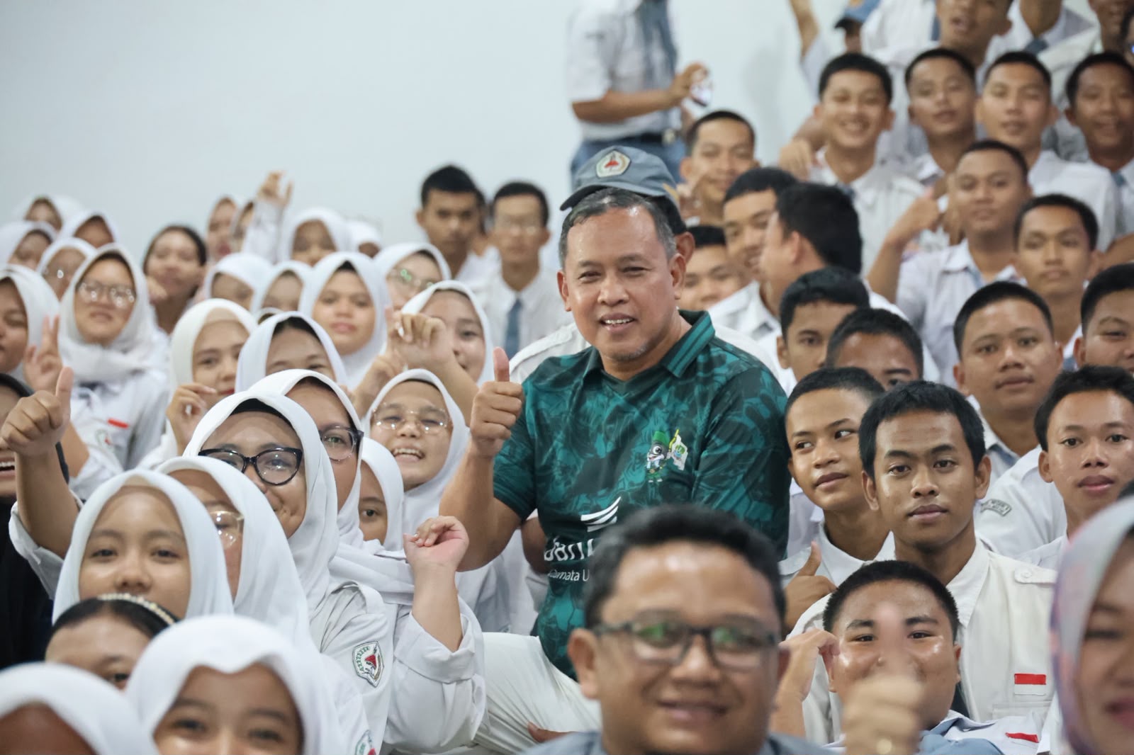 Bekasi - Wali Kota Bekasi Tri Adhianto mulai melakukan penjajakan langsung ke sekolah-sekolah kejuruan untuk memetakan lulusan yang memiliki kompetensi sesuai dengan kebutuhan proyek, salah satunya Pengolahan Sampah Menjadi Energi Listrik (PSEL) di Bantargebang. Foto: Gobekasi.id.