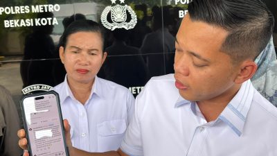 Bekasi - Kasat Reskrim Polres Metro Bekasi Kota, Kompol Verdika Bagus Prasetya saat memperlihatkan sebuah utas warga di media sosial yang menyebut adanya Pungli dan Kekerasan oleh Anggota Polri di Polres Metro Bekasi Kota. Foto: Septian/Gobekasi.id.