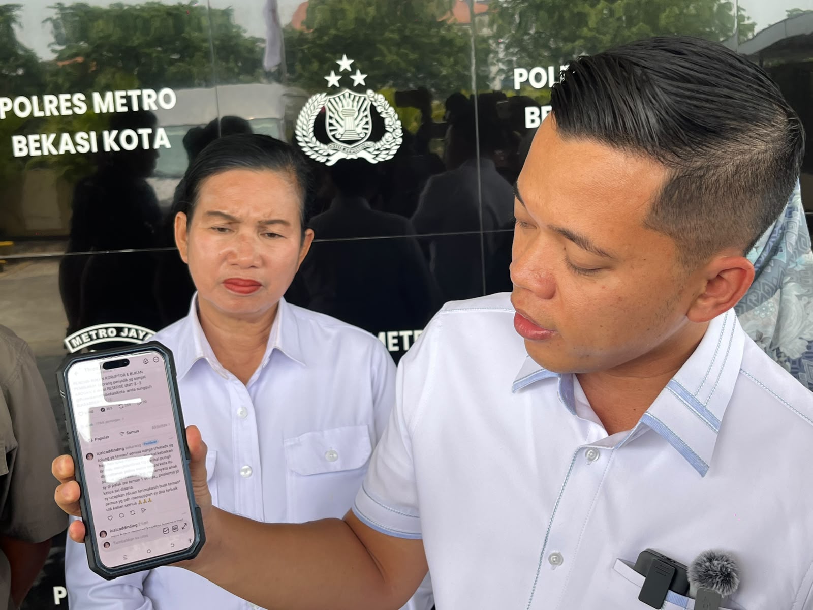 Bekasi - Kasat Reskrim Polres Metro Bekasi Kota, Kompol Verdika Bagus Prasetya saat memperlihatkan sebuah utas warga di media sosial yang menyebut adanya Pungli dan Kekerasan oleh Anggota Polri di Polres Metro Bekasi Kota. Foto: Septian/Gobekasi.id.