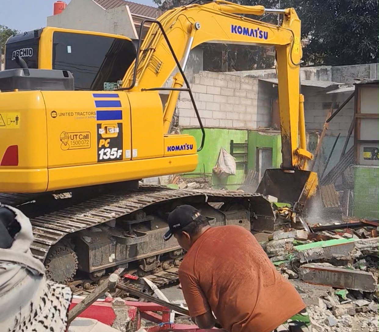 Bekasi - Penertiban Bangunan Liar (Bangli) di Tanah Apit, Medan Satria, Kota Bekasi, Selasa (6/10/2026). Foto: Gobekasi.id.