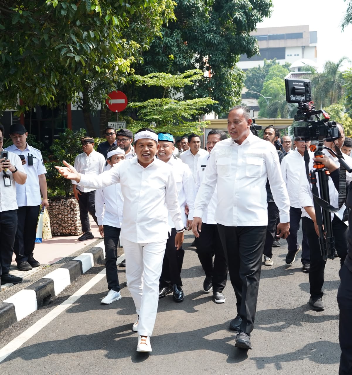 Bekasi - Wali Kota Bekasi, Tri Adhianto, bersama 27 kepala daerah kabupaten/kota se-Jawa Barat, secara resmi menandatangani naskah kerja sama strategis dengan Gubernur Jawa Barat, Dedi Mulyadi, terkait penguatan dan perluasan akses layanan kesehatan lintas wilayah. Foto: Ist/Gobekasi.id.
