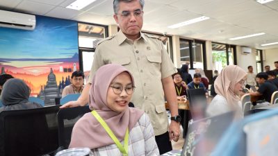 Bekasi - Menaker Yassierli tinjau Pemagangan Nasional Batch 2 di PT TWC Yogyakarta, Rabu (7/10/2026). Program prioritas ini beri uang saku setara UMK dan tekan jurang kompetensi industri. Foto: Kemnaker/Gobekasi.id.