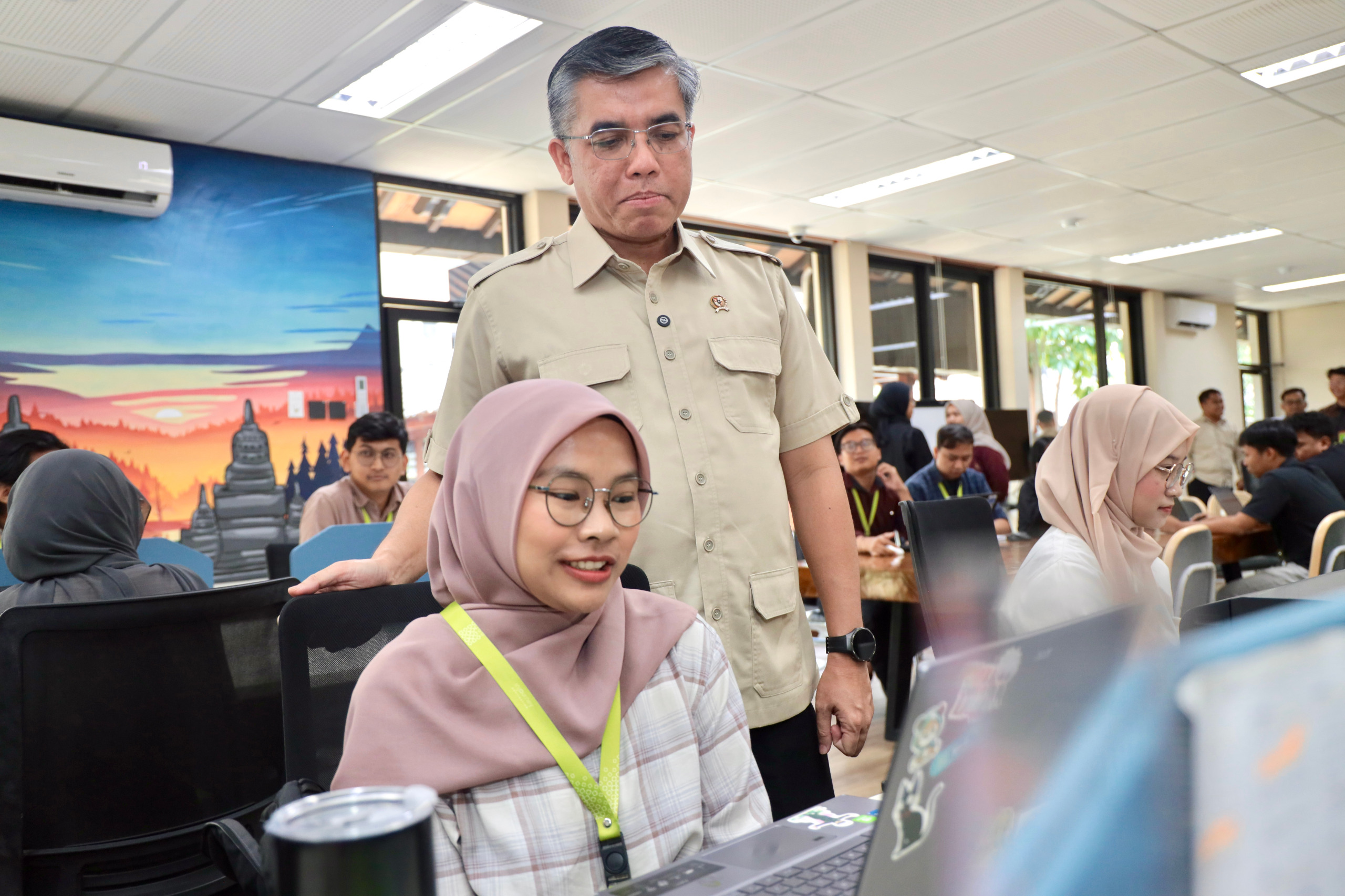 Bekasi - Menaker Yassierli tinjau Pemagangan Nasional Batch 2 di PT TWC Yogyakarta, Rabu (7/10/2026). Program prioritas ini beri uang saku setara UMK dan tekan jurang kompetensi industri. Foto: Kemnaker/Gobekasi.id.