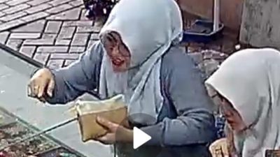 Bekasi - Akun Threads @rikamelyana unggah video CCTV pencurian emas seberat 30 gram oleh dua wanita berkerudung di toko emas wilayah Cikarang, Selasa (6/10/2026). Foto: Ist/Gobekasi.id.