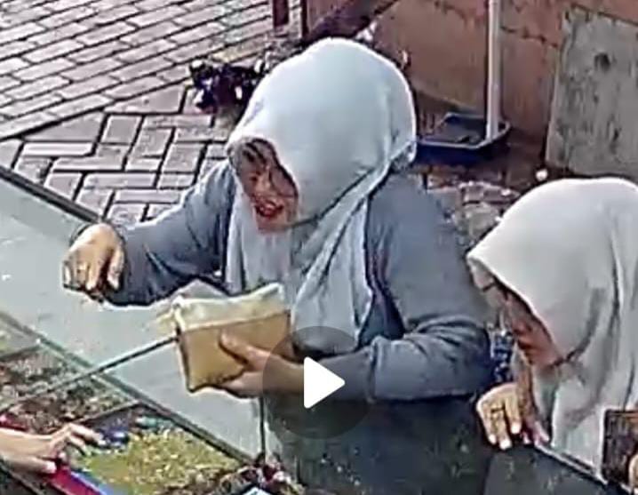 Bekasi - Akun Threads @rikamelyana unggah video CCTV pencurian emas seberat 30 gram oleh dua wanita berkerudung di toko emas wilayah Cikarang, Selasa (6/10/2026). Foto: Ist/Gobekasi.id.