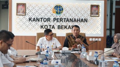 Bekasi - Inspektur Wilayah I, Bagus Suseno meminpin Audit Kinerja Berbasis Risiko yang didampingi Kepala Kantor Pertanahan Kota Bekasi, Tarbarita Simorangkir, Kamis (8/10/2026). Foto: Ist/Gobekasi.id.