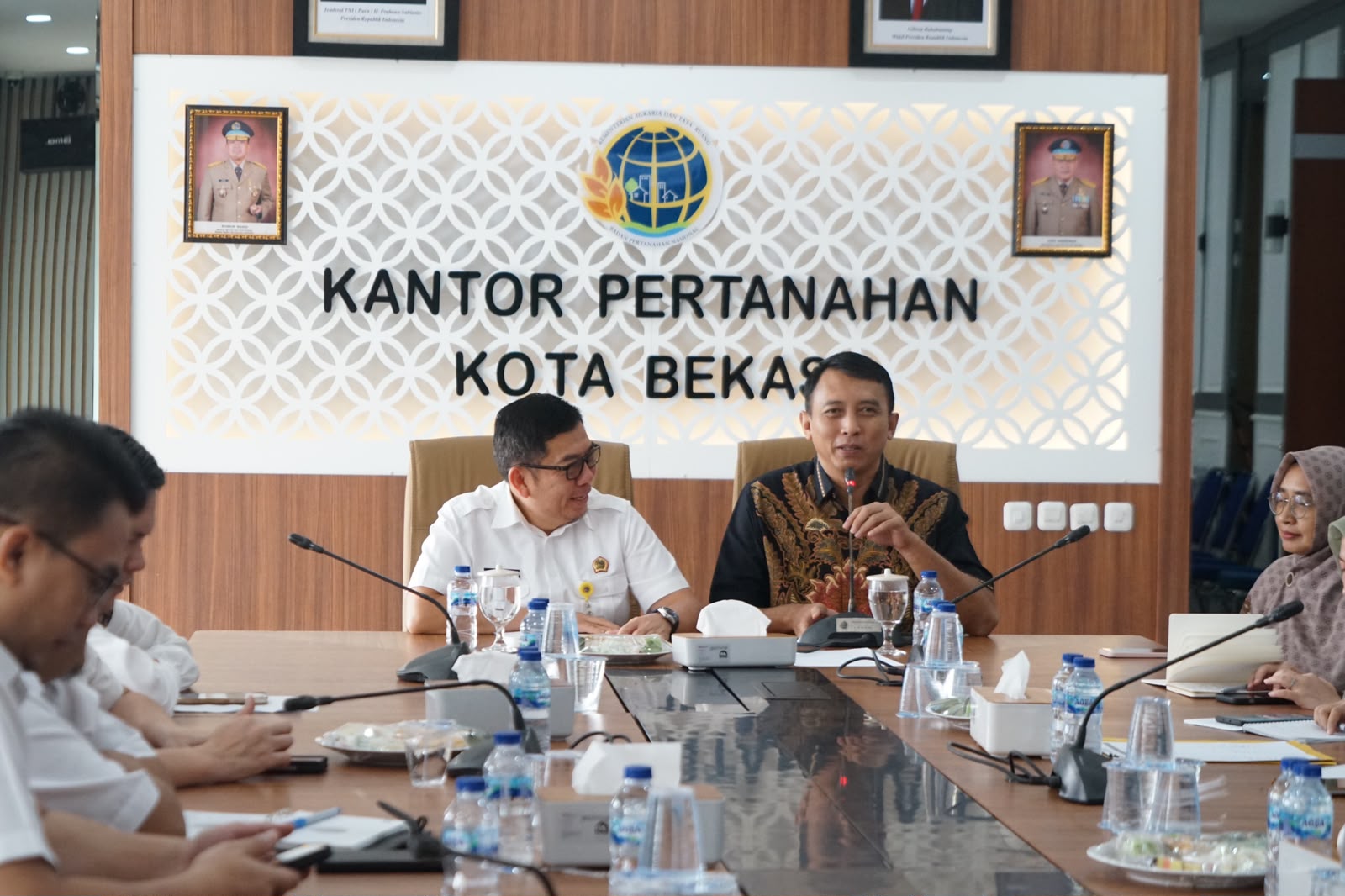 Bekasi - Inspektur Wilayah I, Bagus Suseno meminpin Audit Kinerja Berbasis Risiko yang didampingi Kepala Kantor Pertanahan Kota Bekasi, Tarbarita Simorangkir, Kamis (8/10/2026). Foto: Ist/Gobekasi.id.