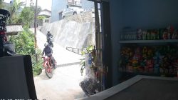 Bekasi - Sepeda motor jenis trail bermerek Honda CRF dengan nomor polisi B 5974 BJO raib digondol maling di depan kawasan pemukiman warga pada siang bolong, Jum'at (09/10/2026) sekitar pukul 12.40 WIB. Foto: Ist/Gobekasi.id.