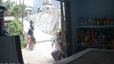 Bekasi - Sepeda motor jenis trail bermerek Honda CRF dengan nomor polisi B 5974 BJO raib digondol maling di depan kawasan pemukiman warga pada siang bolong, Jum'at (09/10/2026) sekitar pukul 12.40 WIB. Foto: Ist/Gobekasi.id.