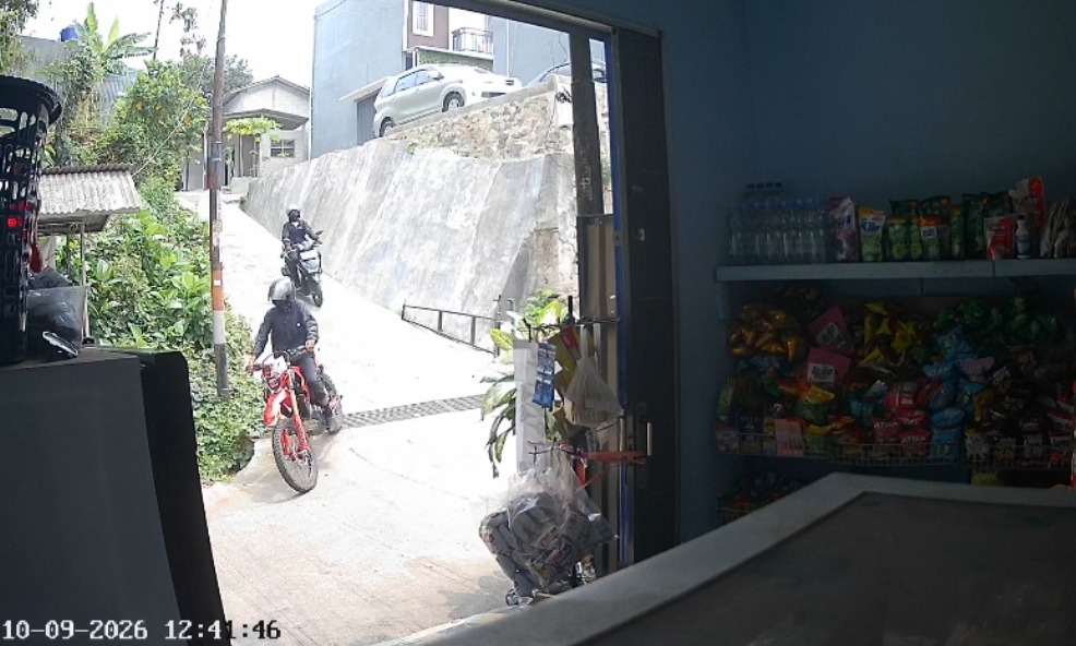 Bekasi - Sepeda motor jenis trail bermerek Honda CRF dengan nomor polisi B 5974 BJO raib digondol maling di depan kawasan pemukiman warga pada siang bolong, Jum'at (09/10/2026) sekitar pukul 12.40 WIB. Foto: Ist/Gobekasi.id.
