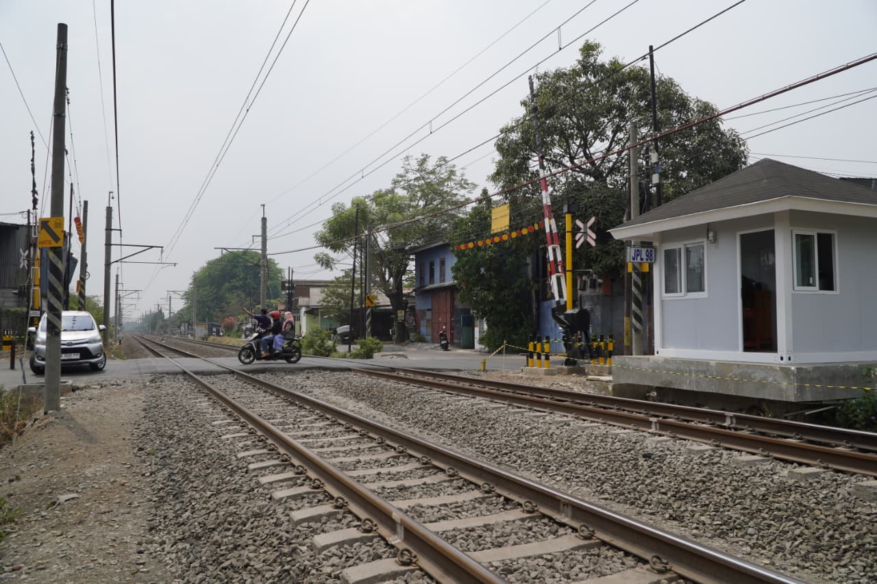 Bekasi - Salah satu perlintasan sebidang di Kabupaten Bekasi. Foto: Septian/Gobekasi.id.