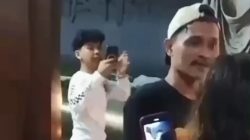 Bekasi - Penghuni kontrakan berinisial VS di Rawalumbu Bekasi diintimidasi oknum jukir liar usai tegur kebisingan. Pintu rumah ditendang rusak, korban minta perlindungan Polres. Foto: Tangapan layar video