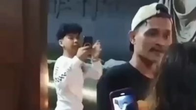 Bekasi - Penghuni kontrakan berinisial VS di Rawalumbu Bekasi diintimidasi oknum jukir liar usai tegur kebisingan. Pintu rumah ditendang rusak, korban minta perlindungan Polres. Foto: Tangapan layar video