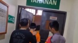 Bekasi - Polisi menggring MHH (28), salah seorang pimpinan pondok pesantren (ponpes) di kawasan Bekasi Selatan, Kota Bekasi, atas kasus kekerasan seksual kepada lebih dari 10 santriwati. Foto: Ist/Gobekasi.id.