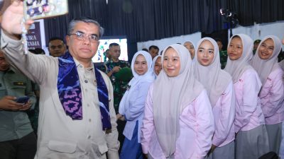 Sukabumi - Menteri Ketenagakerjaan (Menaker) Yassierli usai membuka acara Grand Opening Albacadabra di SMA Pesantren Unggul Al Bayan, Sukabumi, Senin (12/10/2026). Foto: Kemnaker/Gobekasi.id.