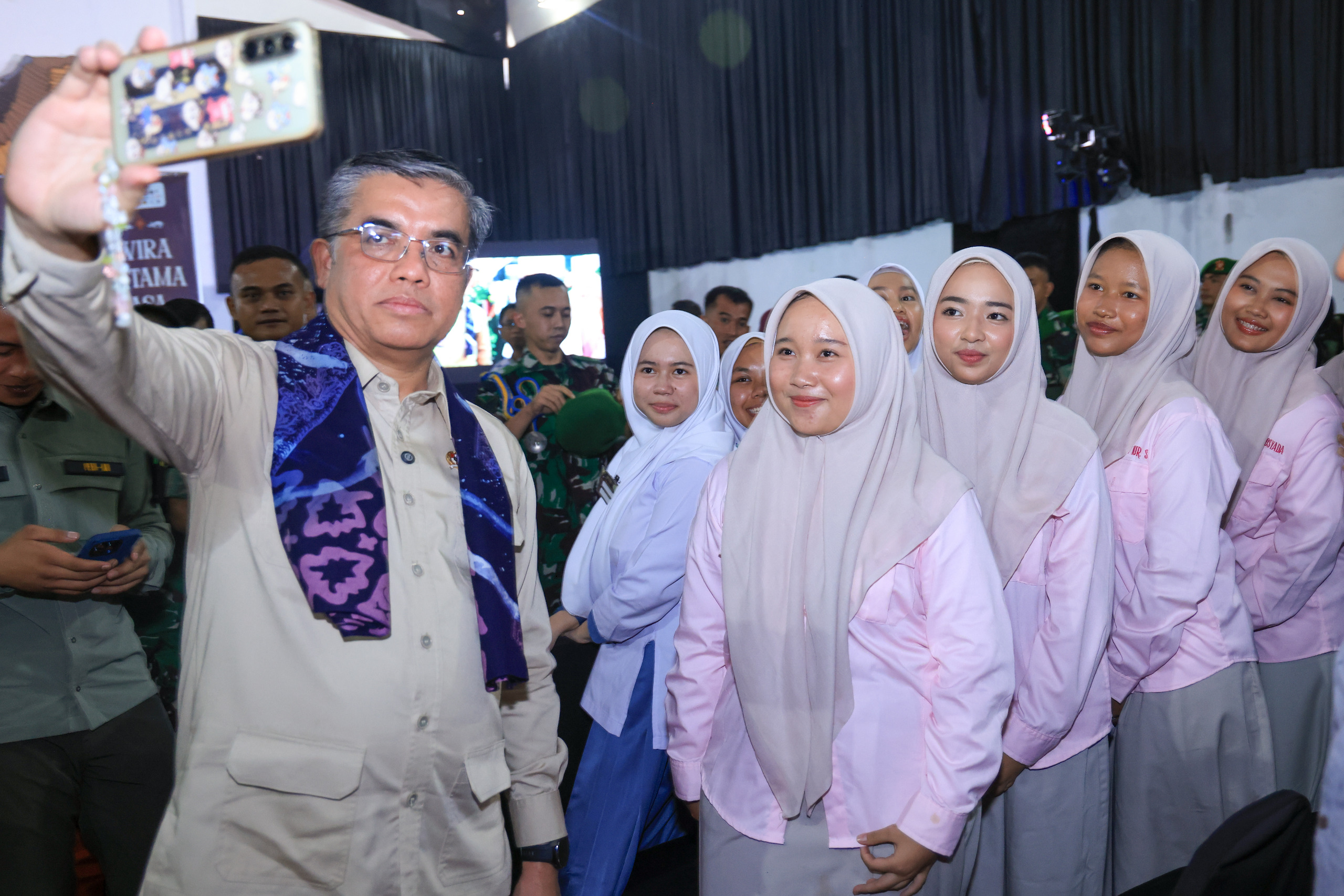 Sukabumi - Menteri Ketenagakerjaan (Menaker) Yassierli usai membuka acara Grand Opening Albacadabra di SMA Pesantren Unggul Al Bayan, Sukabumi, Senin (12/10/2026). Foto: Kemnaker/Gobekasi.id.