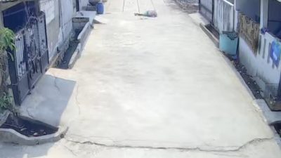 Bekasi - Bocah di Kampung Bali, Desa Setiamulya, Kecamatan Tarumajaya, Kabupaten Bekasi, diserang monyet liar hingga wajahnya alami luka parah, Senin (12/10/2026). Foto: Tangkapan layar CCTV