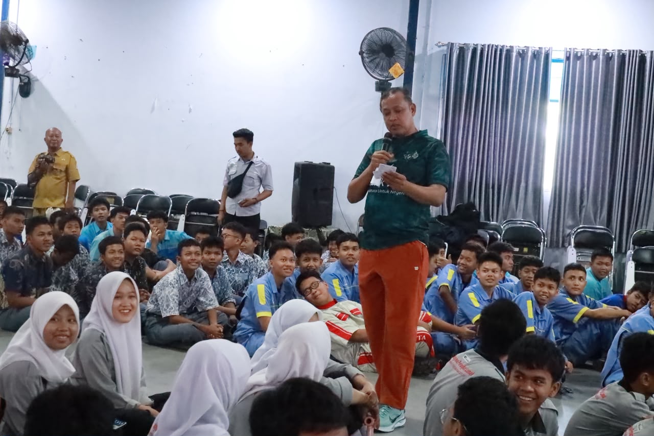 Bekasi - Wali Kota Bekasi Tri Adhianto sosialisasi 1.000 lapangan kerja PSEL Bantargebang di SMKN 1 & SMKN 2 Bekasi, Selasa (13/10/2026). Dorong lulusan SMK bersaing. Foto: Ist/Gobekasi.id.