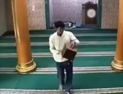 Aksi Pria Bermotor Stylo Putih Rusak CCTV dan Gasak Kotak Amal Masjid Al Barokah Jakasetia