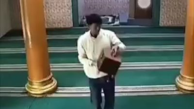 Bekasi - Seorang pria tidak dikenal nekat menggasak kotak amal di Masjid Al Barokah, Kampung Utan, Kelurahan Jakasetia RT 01/RW 02, Kecamatan Bekasi Selatan, Kota Bekasi, pada Sabtu (10/10/2026). Foto: Ist/Gobekasi.id.