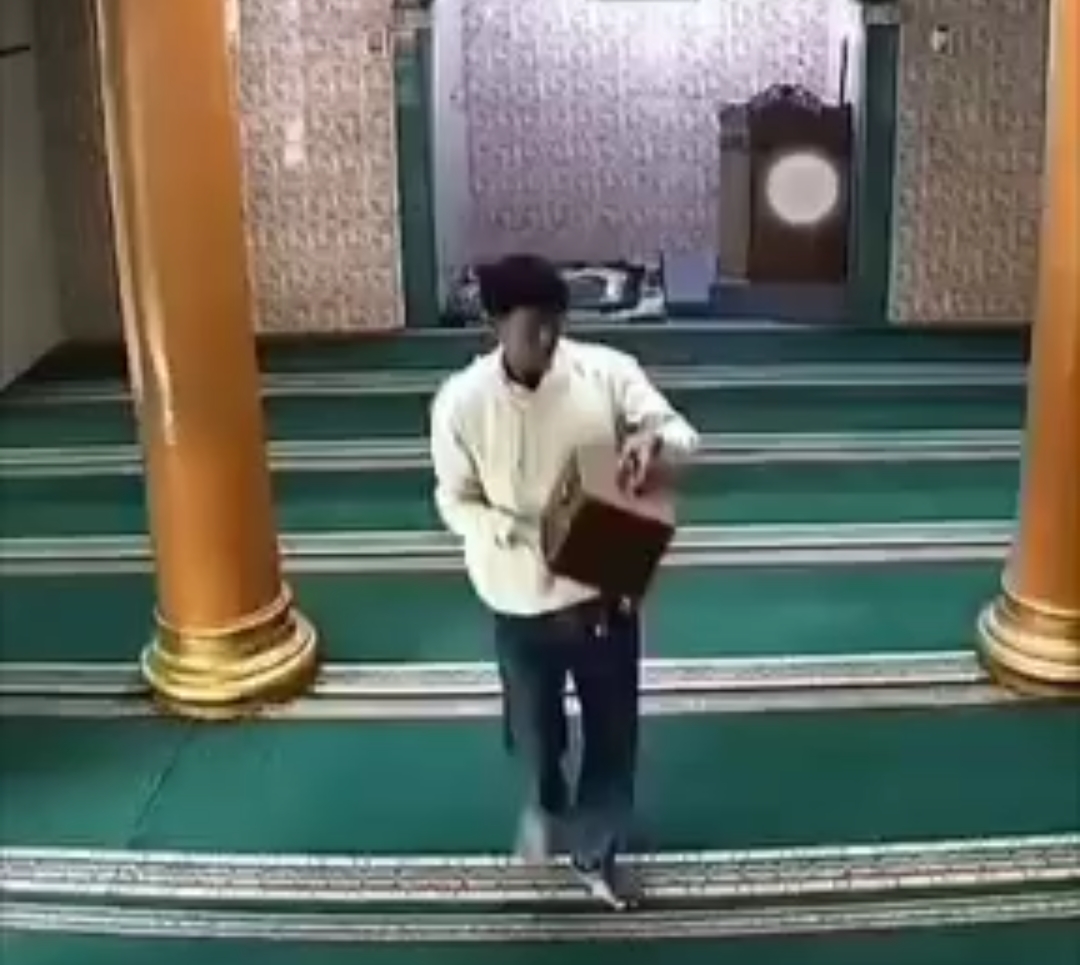 Bekasi - Seorang pria tidak dikenal nekat menggasak kotak amal di Masjid Al Barokah, Kampung Utan, Kelurahan Jakasetia RT 01/RW 02, Kecamatan Bekasi Selatan, Kota Bekasi, pada Sabtu (10/10/2026). Foto: Ist/Gobekasi.id.
