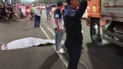 Bekasi - Petugas Dishub Kota Bekasi mengurai kepadatan lalu lintas di Jalan Ahmad Yani, dimana terdapat korban tewas dalam insiden kecelakaan, Selasa (13/10/2026) malam. Foto: Ist/Gobekasi.id.