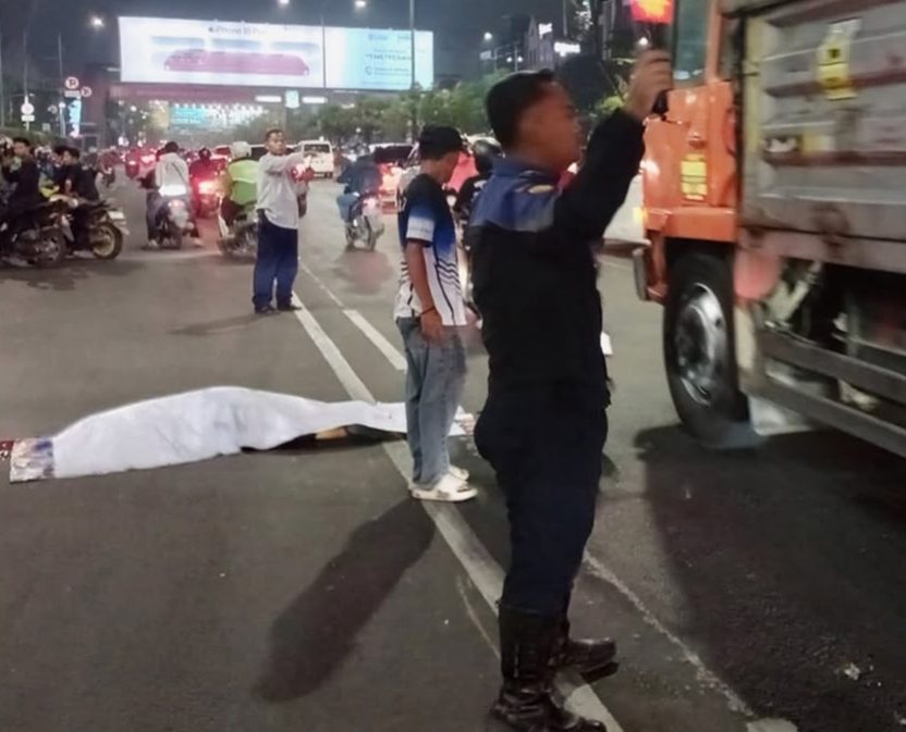 Bekasi - Petugas Dishub Kota Bekasi mengurai kepadatan lalu lintas di Jalan Ahmad Yani, dimana terdapat korban tewas dalam insiden kecelakaan, Selasa (13/10/2026) malam. Foto: Ist/Gobekasi.id.
