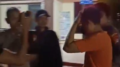 Bekasi - Petugas Polsek Tarumajaya saat menggelandang guru yang menjadi pelaku diduga pencabulan terhadap muridnya pada, Selasa (13/10/2026) malam. Foto: Ist/Gobekasi.id.