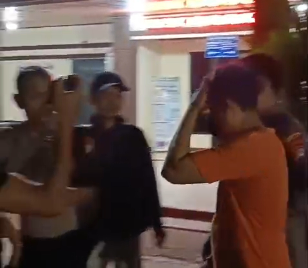 Bekasi - Petugas Polsek Tarumajaya saat menggelandang guru yang menjadi pelaku diduga pencabulan terhadap muridnya pada, Selasa (13/10/2026) malam. Foto: Ist/Gobekasi.id.