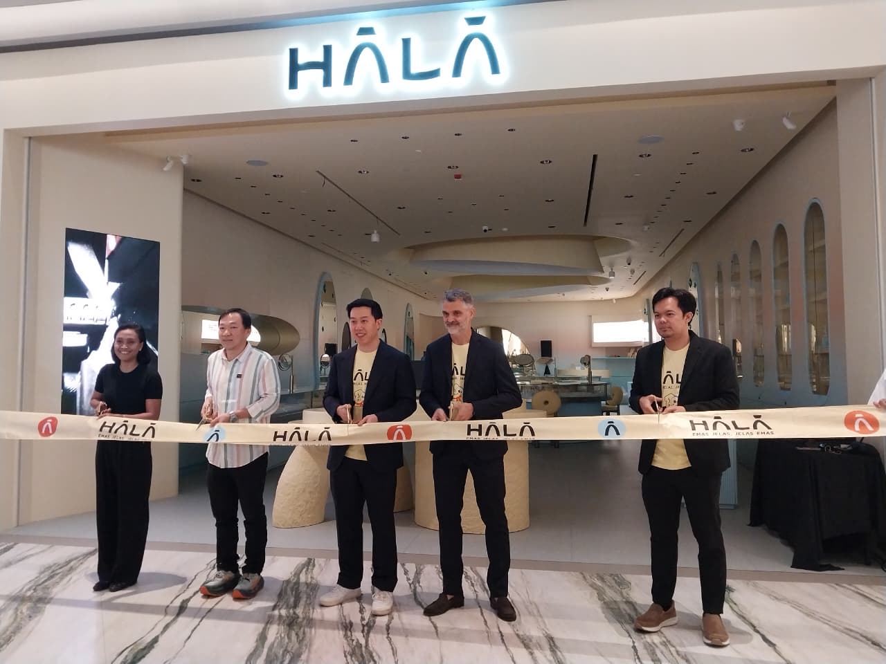 Bekasi - Merek emas HALA di bawah SKK Jewels resmi buka toko pertama di Summarecon Mall Bekasi 2, Selasa (13/10/2026). Gandeng Asri Welas usung transparansi emas. Foto: Yessiana