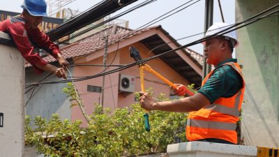 Bekasi - Wali Kota Bekasi Tri Adhianto memimpin penertiban kabel udara di Jalan Raya Pengeran Jayakarta, Medan Satria, Kota Bekasi, Selasa (13/10/2026). Foto: Ist/Gobekasi.id.