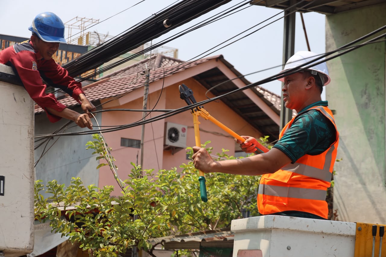Bekasi - Wali Kota Bekasi Tri Adhianto memimpin penertiban kabel udara di Jalan Raya Pengeran Jayakarta, Medan Satria, Kota Bekasi, Selasa (13/10/2026). Foto: Ist/Gobekasi.id.