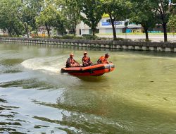 Warga Diduga Gangguan Mental Menceburkan Diri ke Kalimalang Depan Grand Metropolitan, Tim SAR Gabungan Diterjunkan