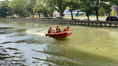 Bekasi - Tim SAR gabungan melakukan pencarian orang tenggelam di Kalimalang depan Grand Metropolitan Mal, Kamis (15/10/2026). Foto: Ist/Gobekasi.id.