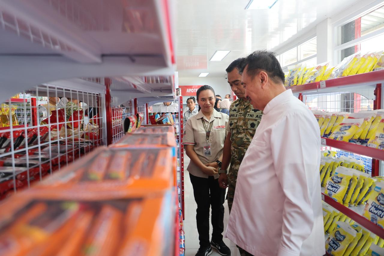 Bekasi - Wakil Wali Kota Bekasi Abdul Harris Bobihoe tinjau KDKMP Bojong Menteng Rawalumbu, Jumat (16/10/2026). Cek harga sembako murah dan jajal armada operasional koperasi. Foto: Ist/Gobekasi.id.