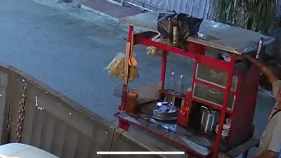 Bekasi - Pedagang Mie Ayam keliling tertangkap kamera CCTV mencuri seekor kucing peliharaan warga Kranggan Permai, Jalan Anggrek Raya, Kecamatan Jatisampurna, Kota Bekasi. Foto: Ist/Gobekasi.id.