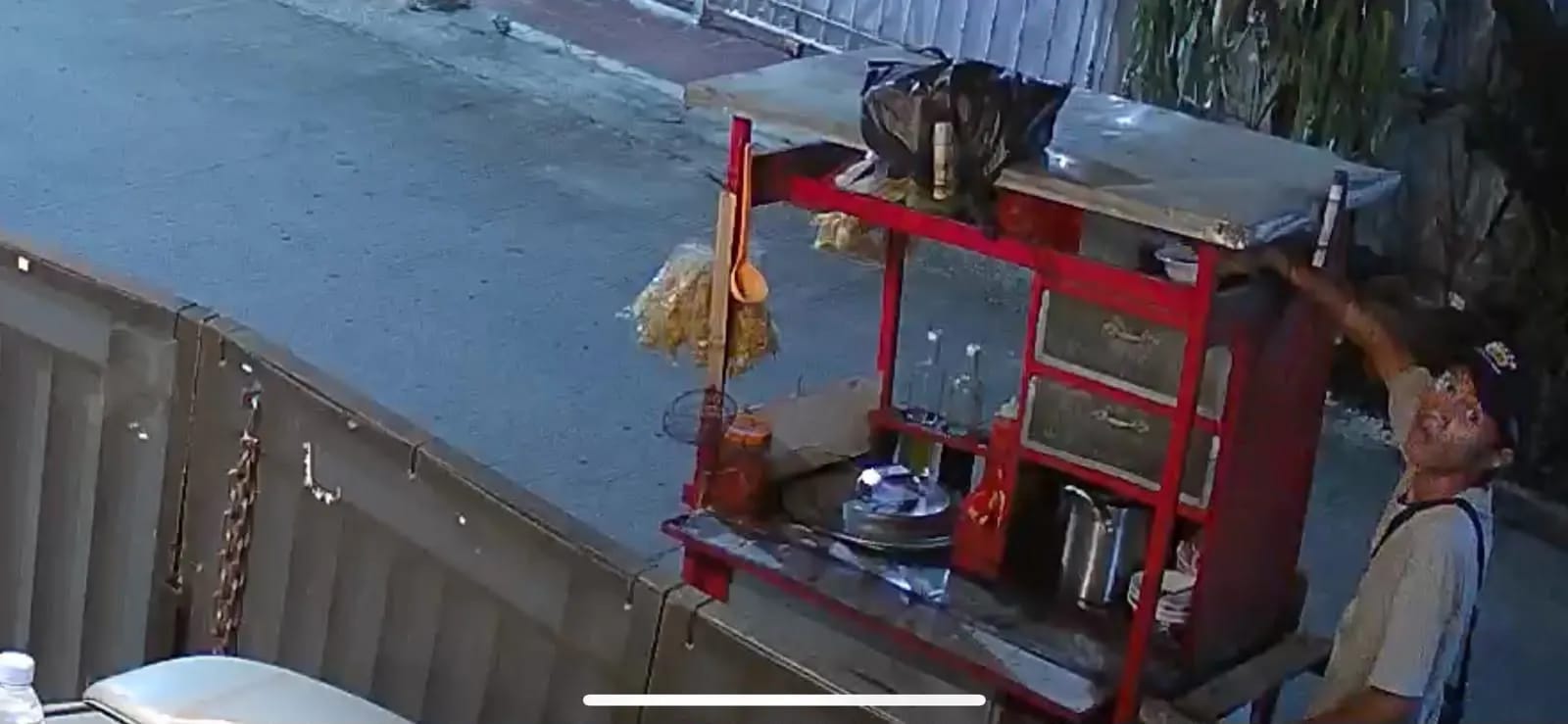 Bekasi - Pedagang Mie Ayam keliling tertangkap kamera CCTV mencuri seekor kucing peliharaan warga Kranggan Permai, Jalan Anggrek Raya, Kecamatan Jatisampurna, Kota Bekasi. Foto: Ist/Gobekasi.id.