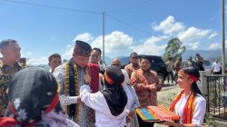 Manggarai Timur - Wali Kota Bekasi Tri Adhianto serahkan bantuan Rp2,1 M warga Bekasi ke Bupati Manggarai Timur Agas Andreas, Kamis (15/10/2026) untuk RS Rumah Kasih Bekasi–Watunggong. Foto: Ist/Gobekasi.id.