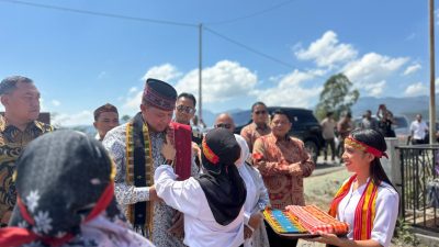 Manggarai Timur - Wali Kota Bekasi Tri Adhianto serahkan bantuan Rp2,1 M warga Bekasi ke Bupati Manggarai Timur Agas Andreas, Kamis (15/10/2026) untuk RS Rumah Kasih Bekasi–Watunggong. Foto: Ist/Gobekasi.id.