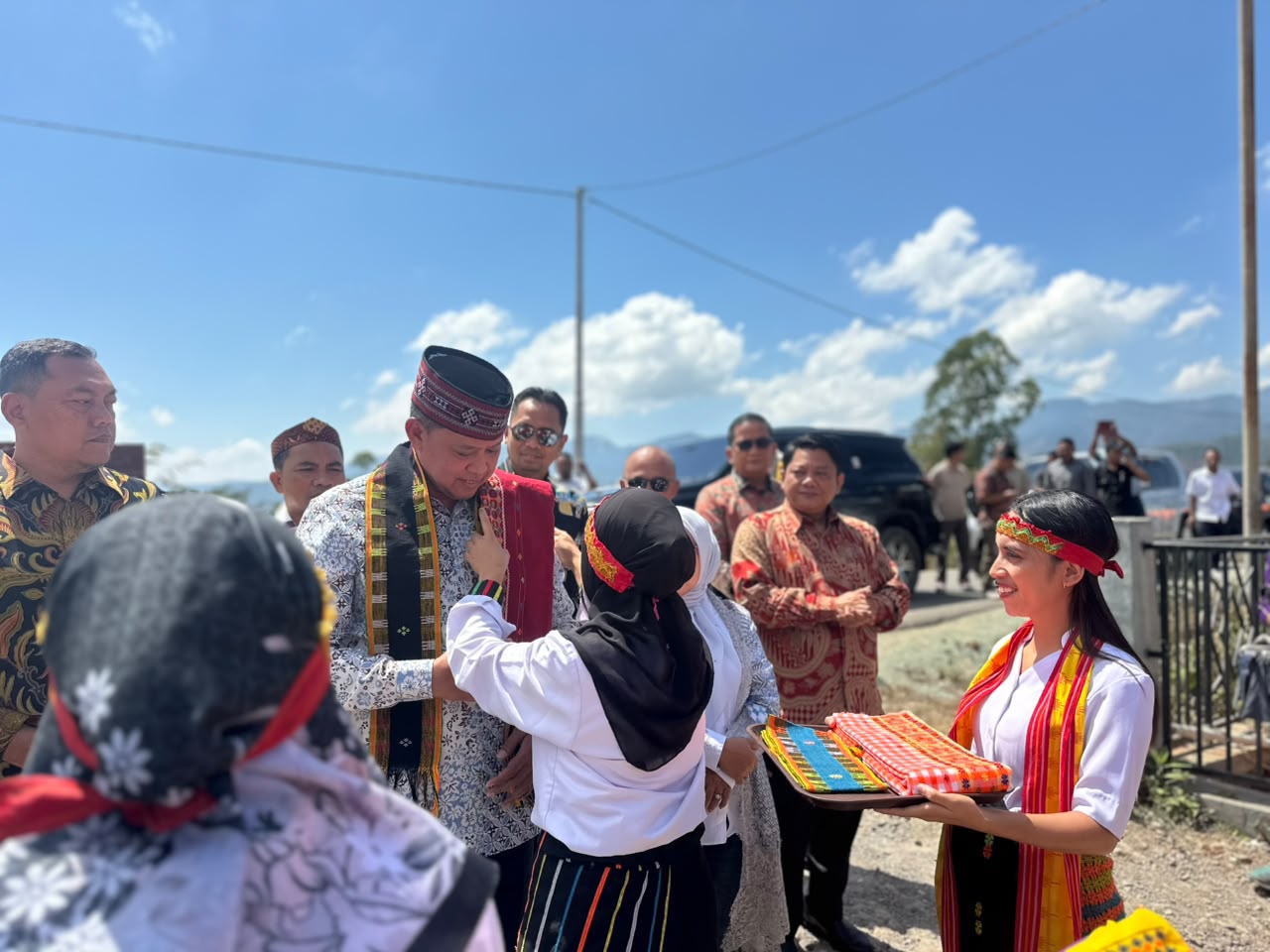 Manggarai Timur - Wali Kota Bekasi Tri Adhianto serahkan bantuan Rp2,1 M warga Bekasi ke Bupati Manggarai Timur Agas Andreas, Kamis (15/10/2026) untuk RS Rumah Kasih Bekasi–Watunggong. Foto: Ist/Gobekasi.id.