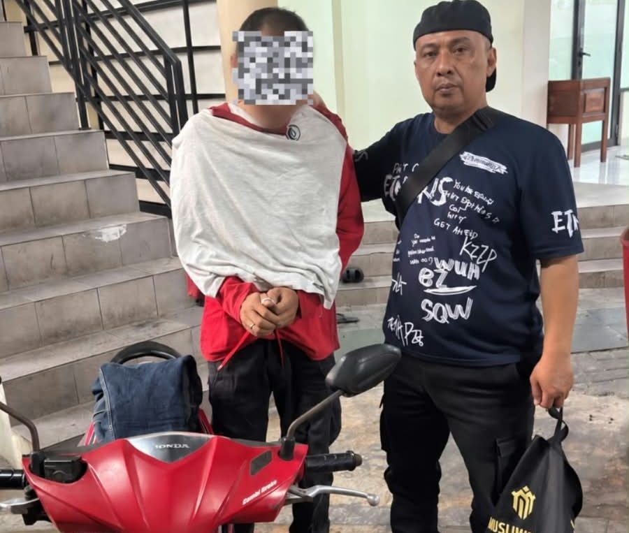 Bekasi - Polres Metro Bekasi Kota tangkap DF (42), pelaku pelecehan seksual siswi di Kayuringin Jaya Bekasi Selatan, Jumat (16/10/2026). Pelaku diserahkan ke Satres PPA. Foto: Ist/Gobekasi.id.