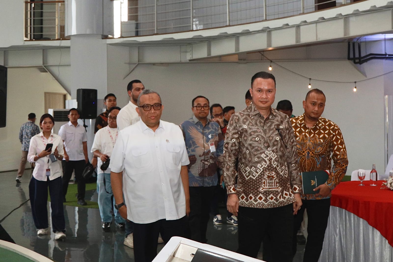 Bekasi - Wamenaker Afriansyah hadiri HUT ke-11 KCIC di Stasiun Halim, Jumat (16/10/2026). Dorong alih pengetahuan Kereta Cepat Whoosh ke SDM Indonesia dan kepatuhan K3. Foto: Kemnaker/Gobekasi.id.