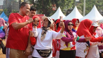 Bekasi - Wali Kota Bekasi Tri Adhianto dan Wiwiek Hargono KORMI ikuti senam sehat lansia di Pondok Gede, Minggu (18/10/2026). Program disiapkan keliling 12 kecamatan. Foto: Ist/Gobekasi.id.