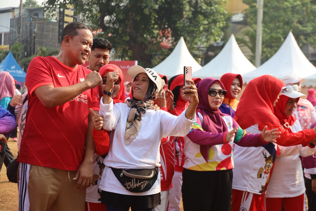 Bekasi - Wali Kota Bekasi Tri Adhianto dan Wiwiek Hargono KORMI ikuti senam sehat lansia di Pondok Gede, Minggu (18/10/2026). Program disiapkan keliling 12 kecamatan. Foto: Ist/Gobekasi.id.